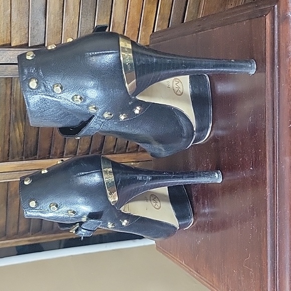 Women's Michael Kors Black Leather Size 9M 5 inch Heels - Picture 4 of 12